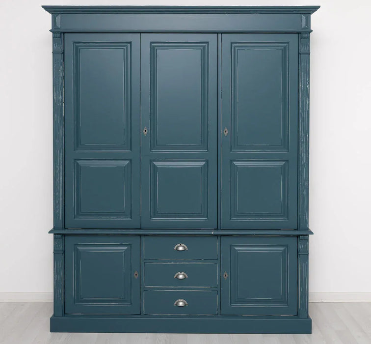 Fünftüriger Kleiderschrank aus Massivholz im Landhausstil mit drei Schubladen