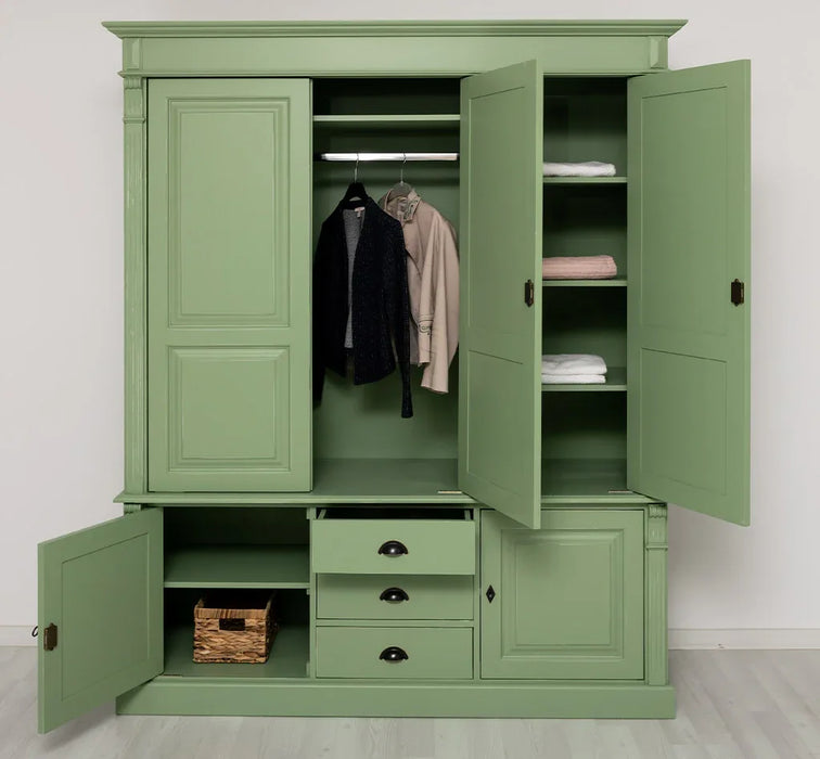 Fünftüriger Kleiderschrank aus Massivholz im Landhausstil mit drei Schubladen