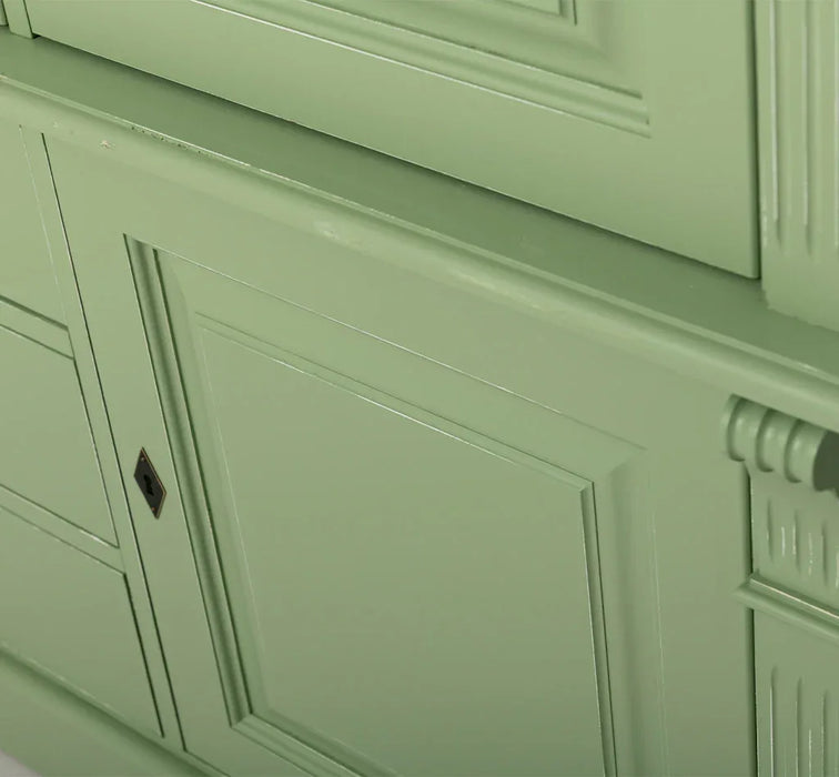 Fünftüriger Kleiderschrank aus Massivholz im Landhausstil mit drei Schubladen