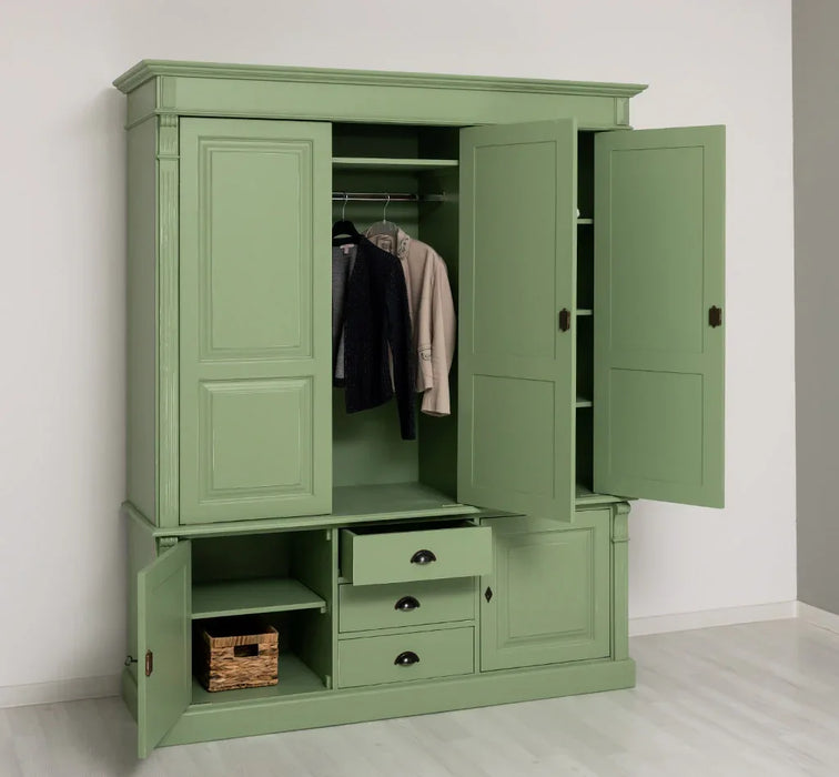 Fünftüriger Kleiderschrank aus Massivholz im Landhausstil mit drei Schubladen