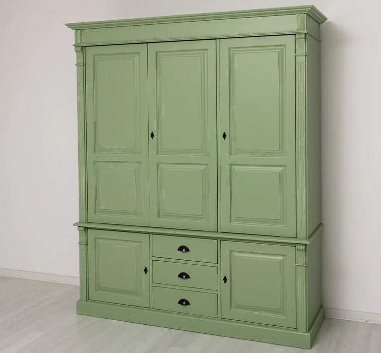 Fünftüriger Kleiderschrank aus Massivholz im Landhausstil mit drei Schubladen