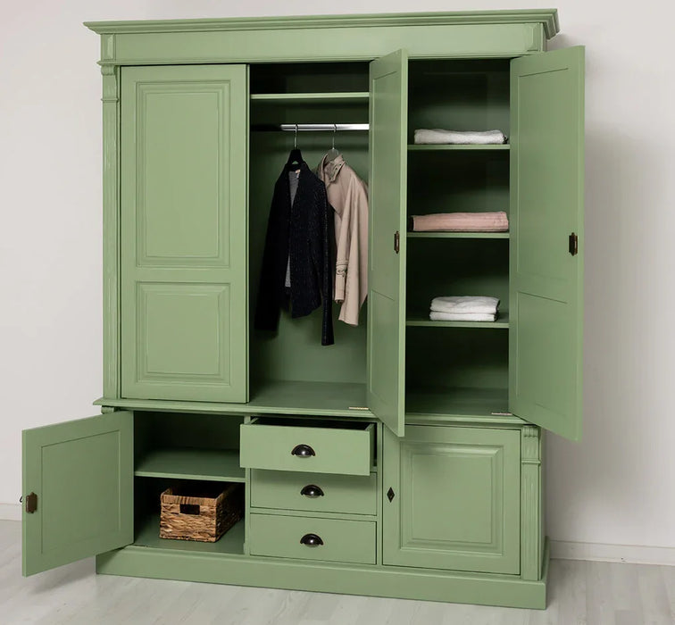 Fünftüriger Kleiderschrank aus Massivholz im Landhausstil mit drei Schubladen