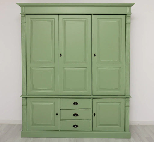 Fünftüriger Kleiderschrank aus Massivholz im Landhausstil mit drei Schubladen