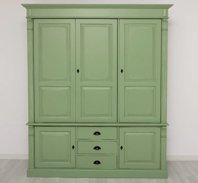 Fünftüriger Kleiderschrank aus Massivholz im Landhausstil mit drei Schubladen