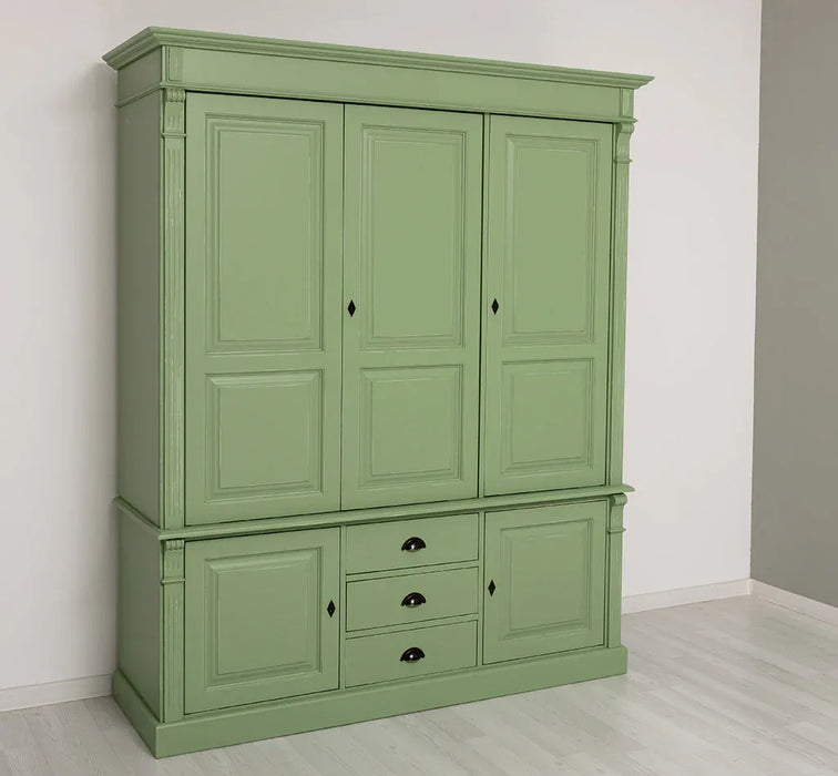 Fünftüriger Kleiderschrank aus Massivholz im Landhausstil mit drei Schubladen