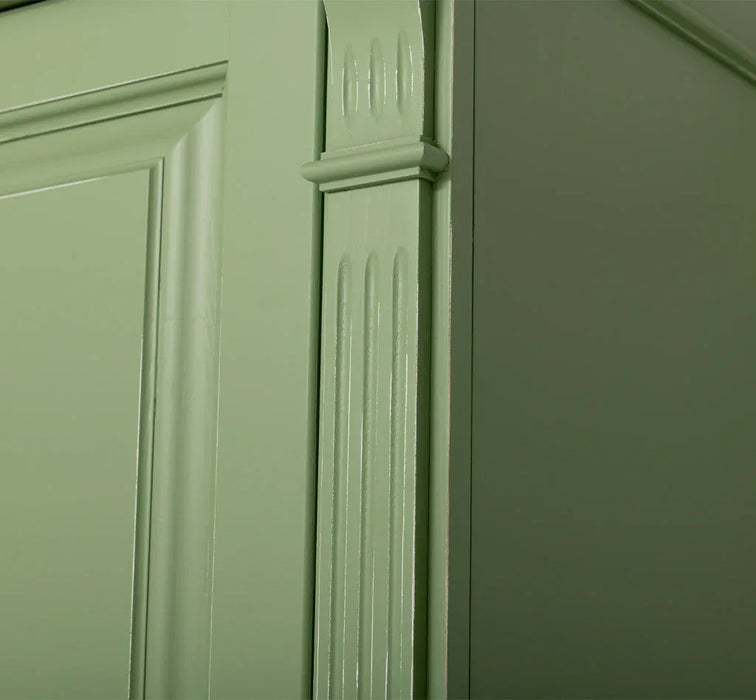 Fünftüriger Kleiderschrank aus Massivholz im Landhausstil mit drei Schubladen