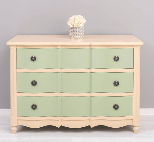 Geschwungene Landhaus Kommode aus Massivholz - in verschieden Farben - Beige - Salbei