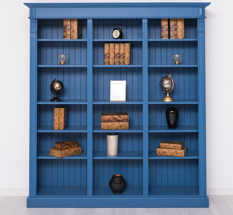 Großes Bücherregal aus Massivholz mit verzierter Kranzleiste | Regalwand in verschiedenen Farben