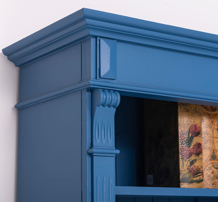 Großes Bücherregal aus Massivholz mit verzierter Kranzleiste | Regalwand in verschiedenen Farben