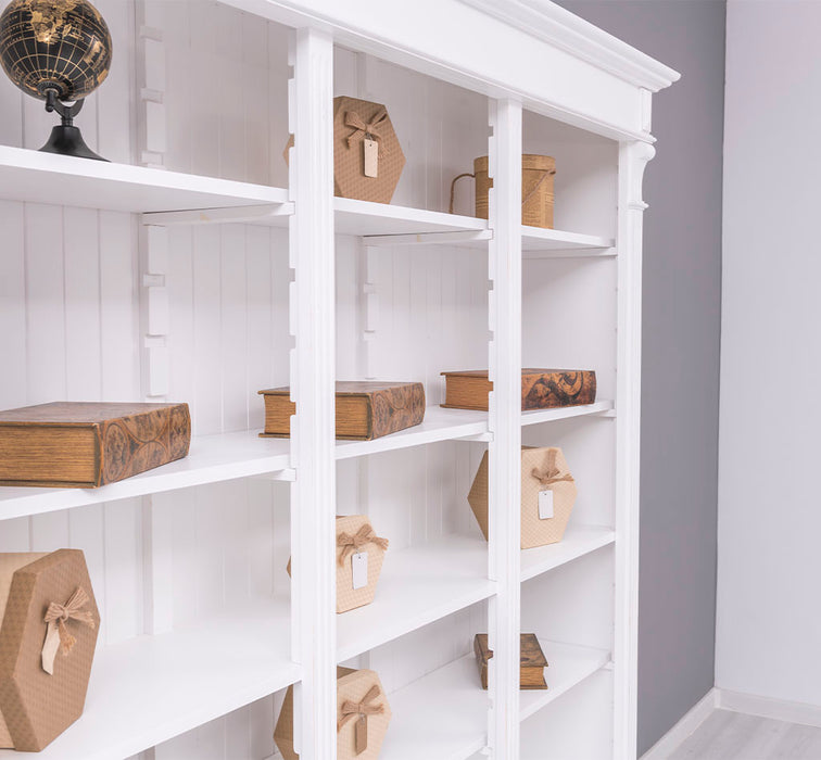 Großes Bücherregal aus Massivholz mit verzierter Kranzleiste | Regalwand in verschiedenen Farben