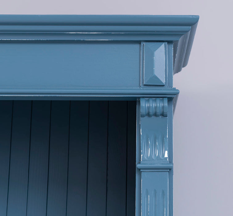 Großes Bücherregal aus Massivholz mit verzierter Kranzleiste | Regalwand in verschiedenen Farben