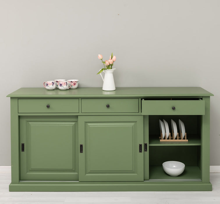 Grosses-Sideboard-aus-Massivholz-mit-3-Schiebetueren-und-3-Schubladen-gruen-front-offen