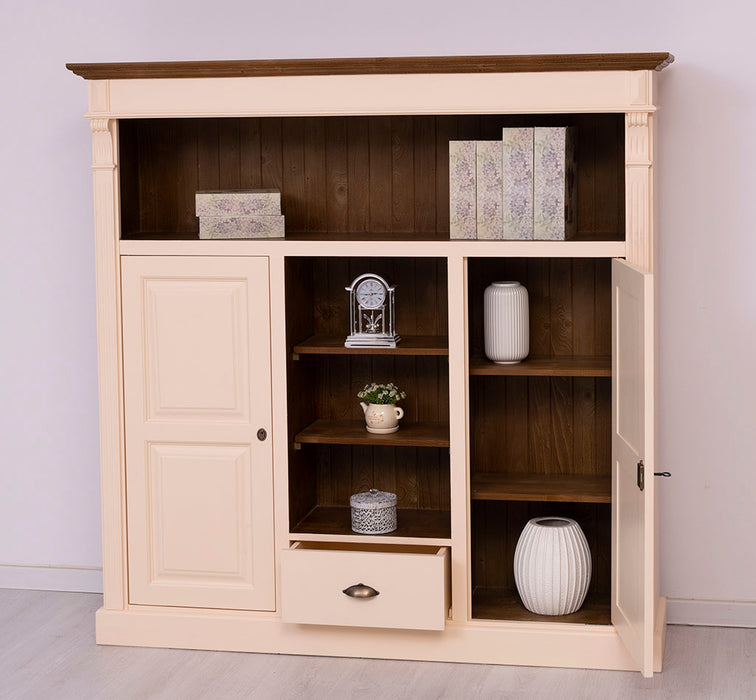 Highboard aus Massivholz im Landhausstil mit Ornamenten