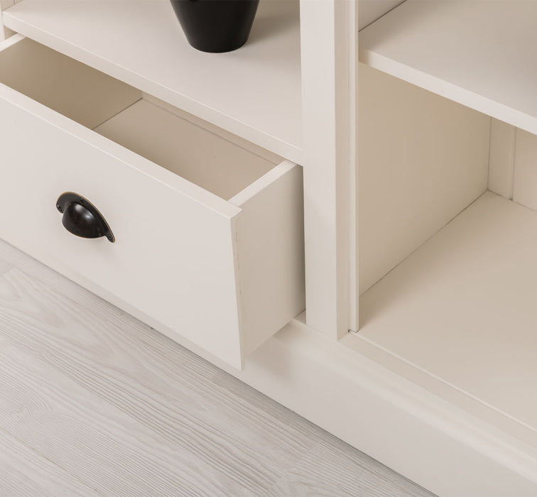 Highboard aus Massivholz im Landhausstil mit Ornamenten