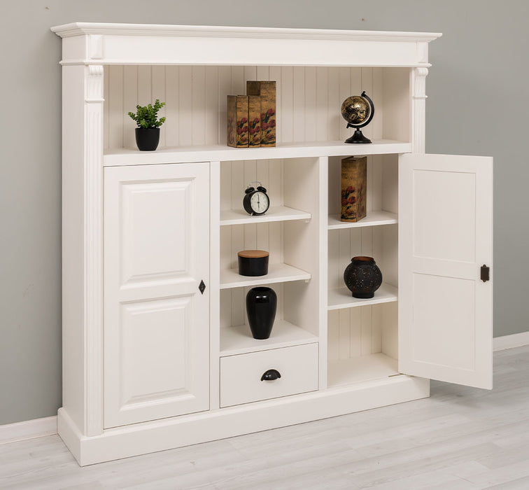 Highboard aus Massivholz im Landhausstil mit Ornamenten