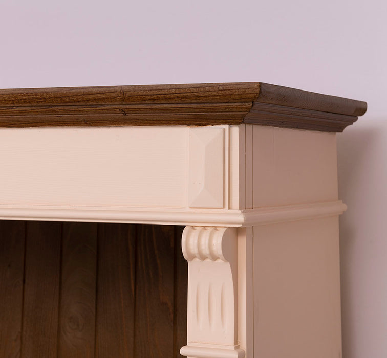 Highboard aus Massivholz im Landhausstil mit Ornamenten