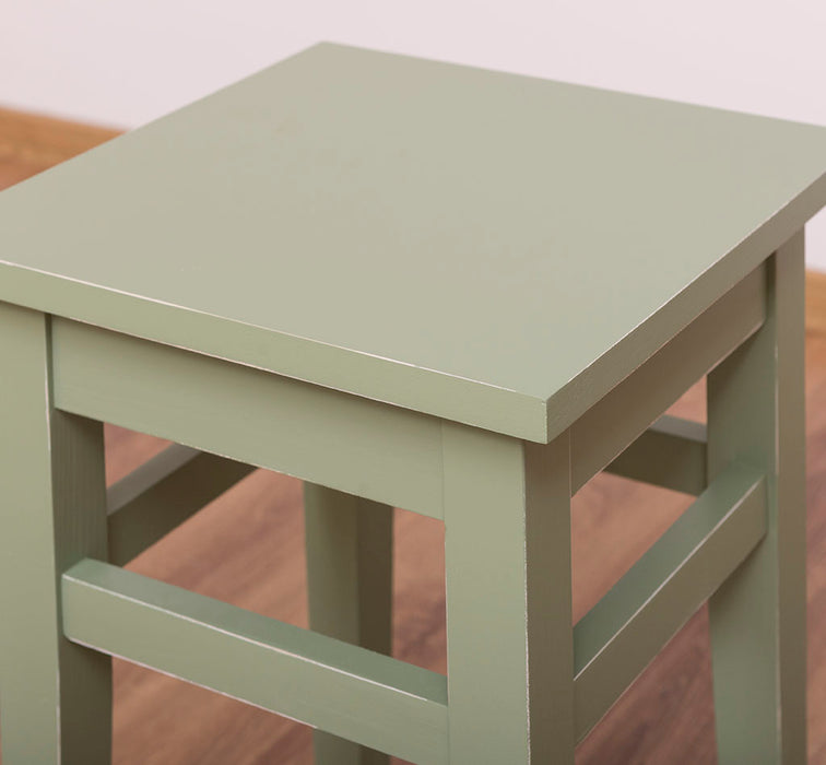 Hocker aus Massivholz in verschiedenen Farben