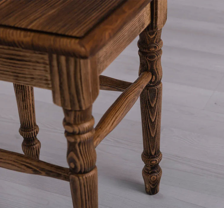Hocker aus Massivholz mit gedrechselten Beinen
