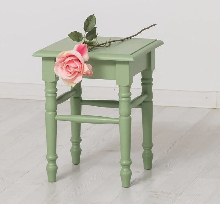 Hocker aus Massivholz mit gedrechselten Beinen