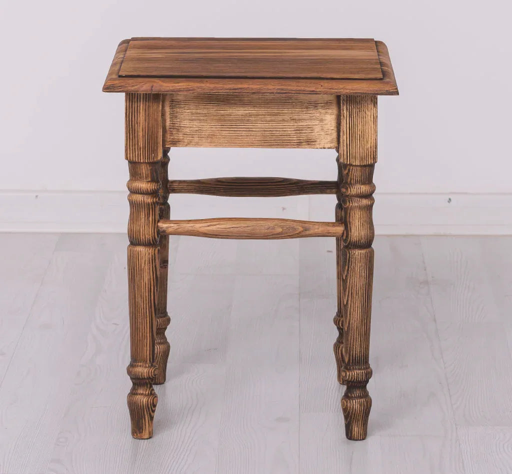 Hocker aus Massivholz mit gedrechselten Beinen
