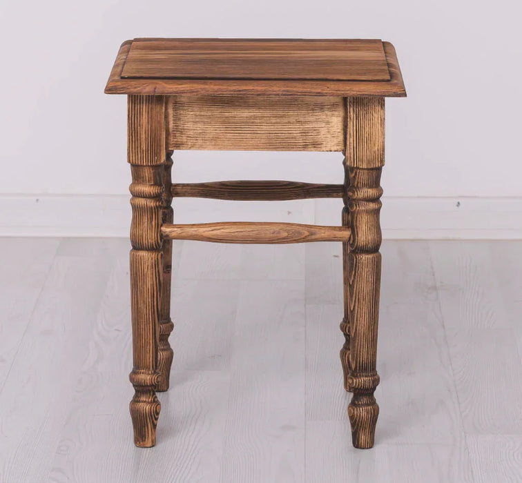 Hocker aus Massivholz mit gedrechselten Beinen