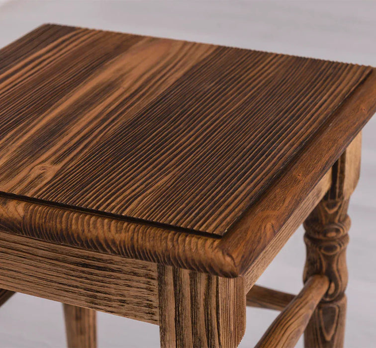Hocker aus Massivholz mit gedrechselten Beinen