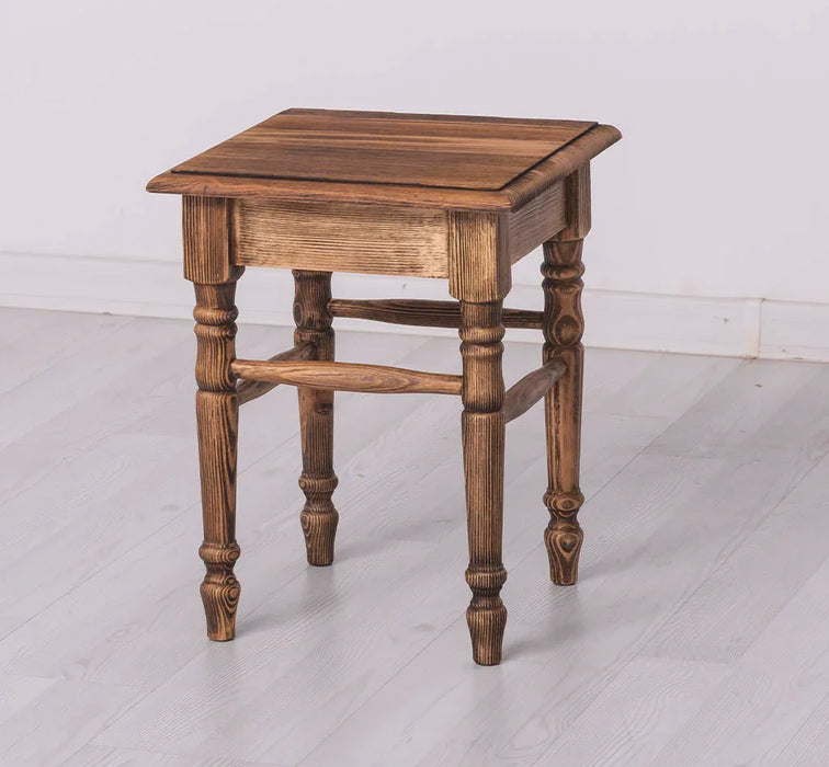 Hocker aus Massivholz mit gedrechselten Beinen
