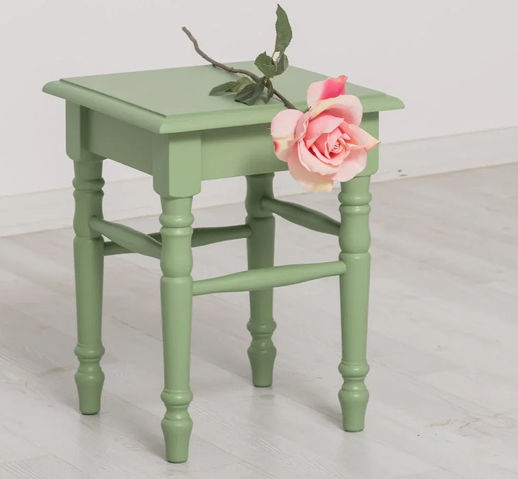 Hocker aus Massivholz mit gedrechselten Beinen