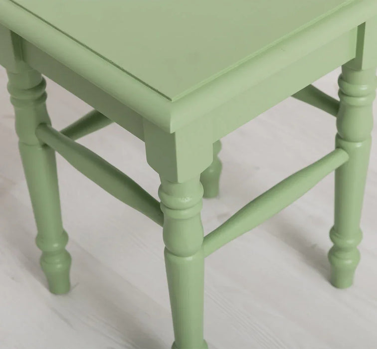 Hocker aus Massivholz mit gedrechselten Beinen