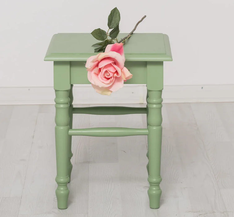 Hocker aus Massivholz mit gedrechselten Beinen