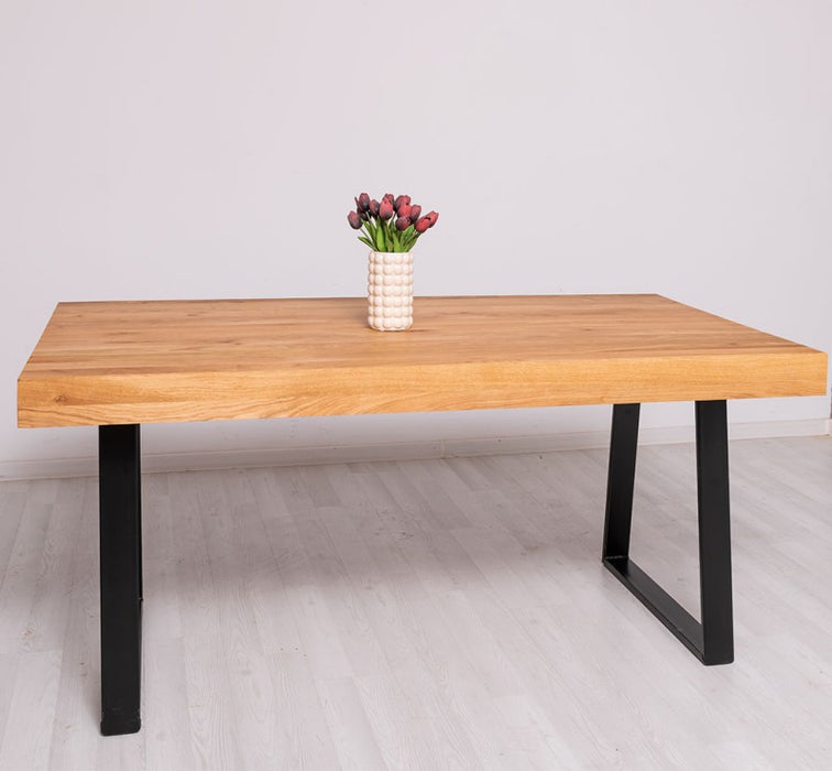 Industrial Esstisch mit dicker Tischplatte aus Eiche und verschiedenen Metallbeinen