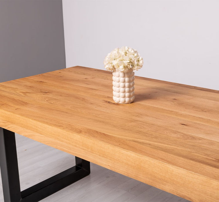 Industrial Esstisch mit dicker Tischplatte aus Eiche und verschiedenen Metallbeinen