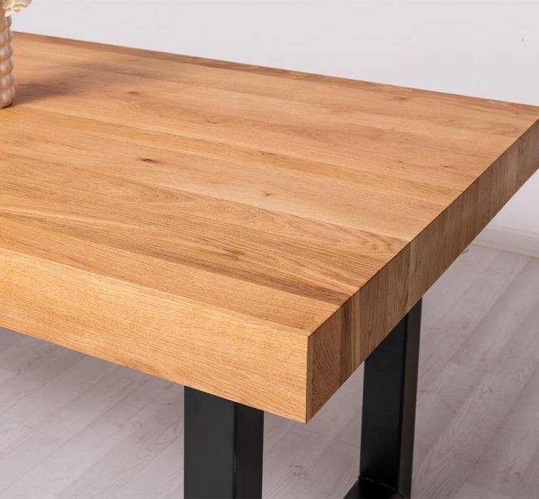 Industrial Esstisch mit dicker Tischplatte aus Eiche und verschiedenen Metallbeinen