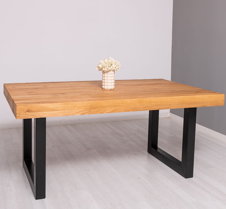 Industrial Esstisch mit dicker Tischplatte aus Eiche und verschiedenen Metallbeinen