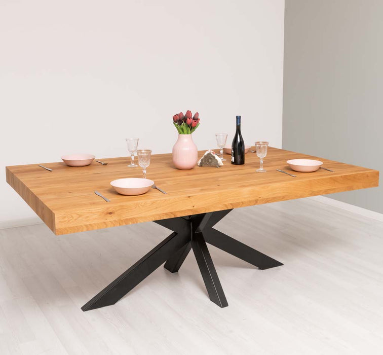 Industrial Esstisch mit dicker Tischplatte aus Eiche und verschiedenen Metallbeinen