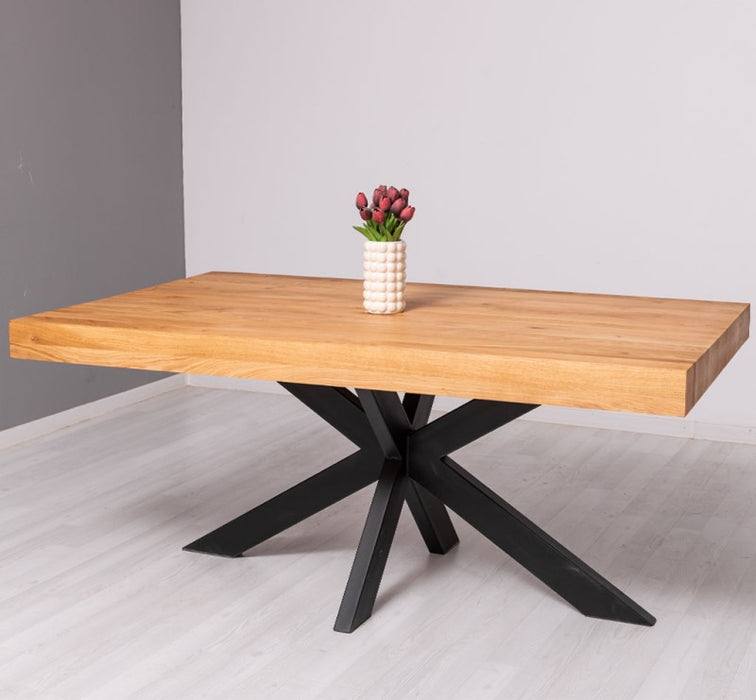 Industrial Esstisch mit dicker Tischplatte aus Eiche und verschiedenen Metallbeinen