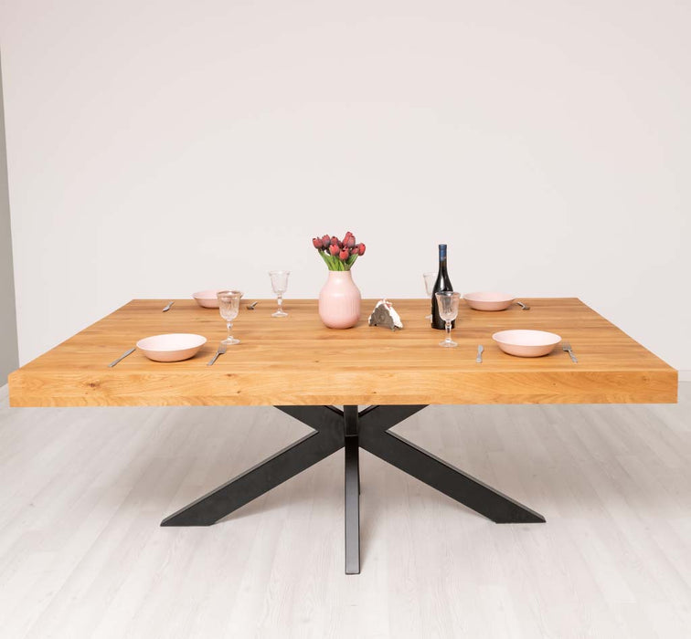 Industrial Esstisch mit dicker Tischplatte aus Eiche und verschiedenen Metallbeinen