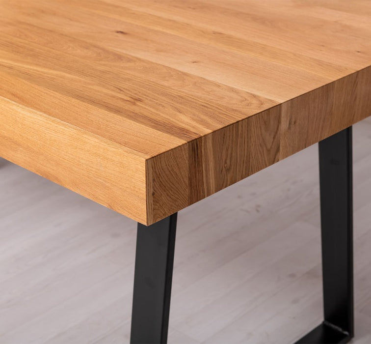 Industrial Esstisch mit dicker Tischplatte aus Eiche und verschiedenen Metallbeinen