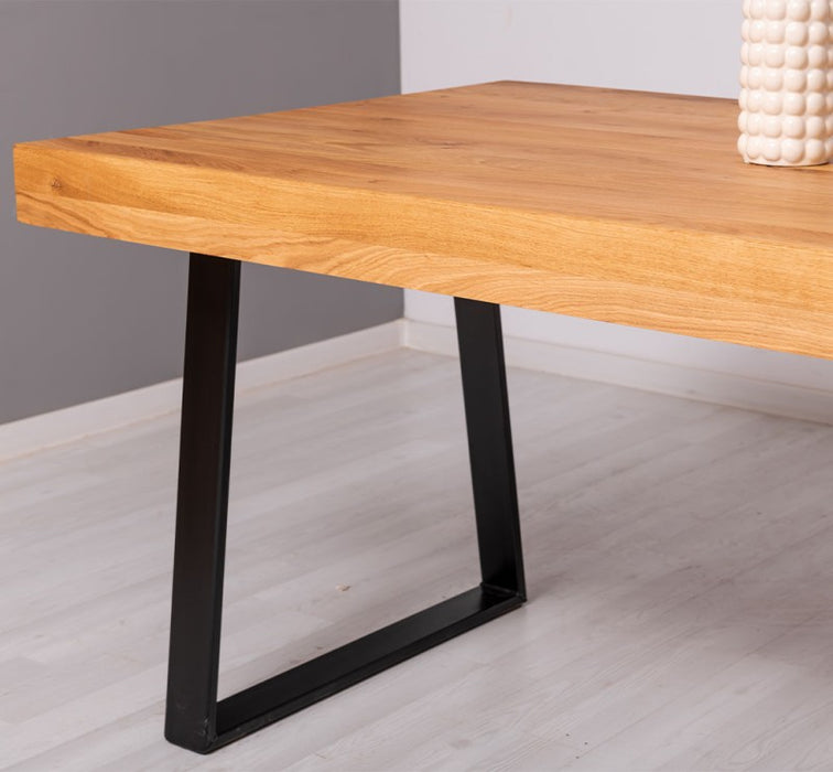 Industrial Esstisch mit dicker Tischplatte aus Eiche und verschiedenen Metallbeinen