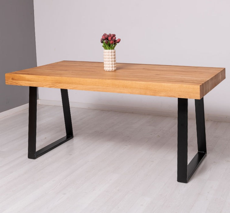 Industrial Esstisch mit dicker Tischplatte aus Eiche und verschiedenen Metallbeinen