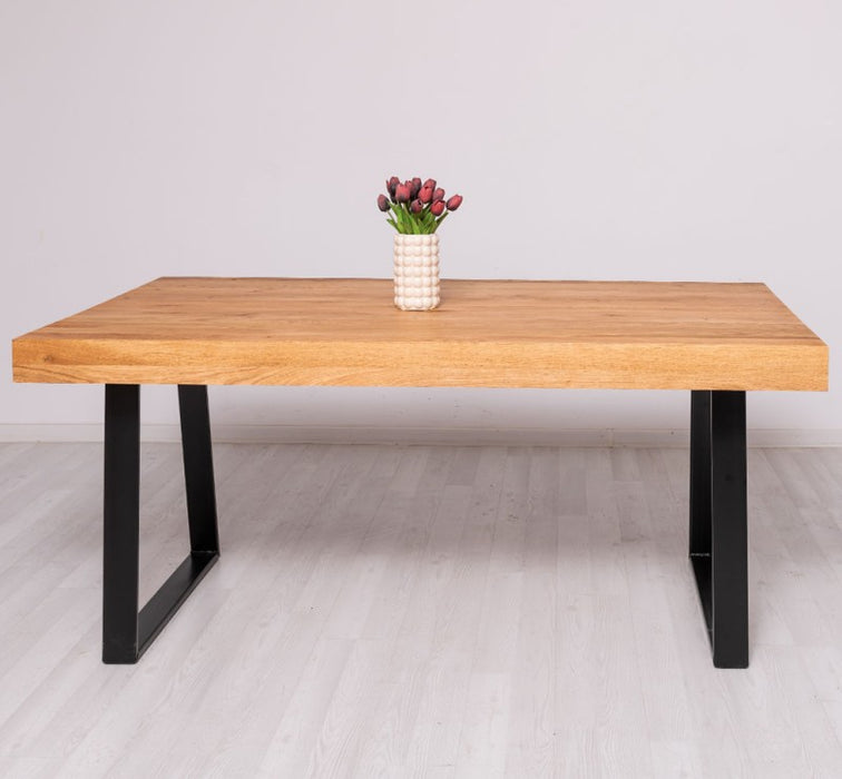 Industrial Esstisch mit dicker Tischplatte aus Eiche und verschiedenen Metallbeinen