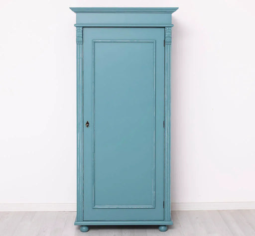 Kleiderschrank aus Massivholz im Landhausstil mit Ornamenten