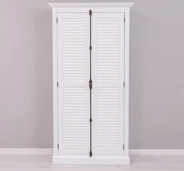 Kleiderschrank aus Massivholz mit Lamellentüren und externem Verschluss