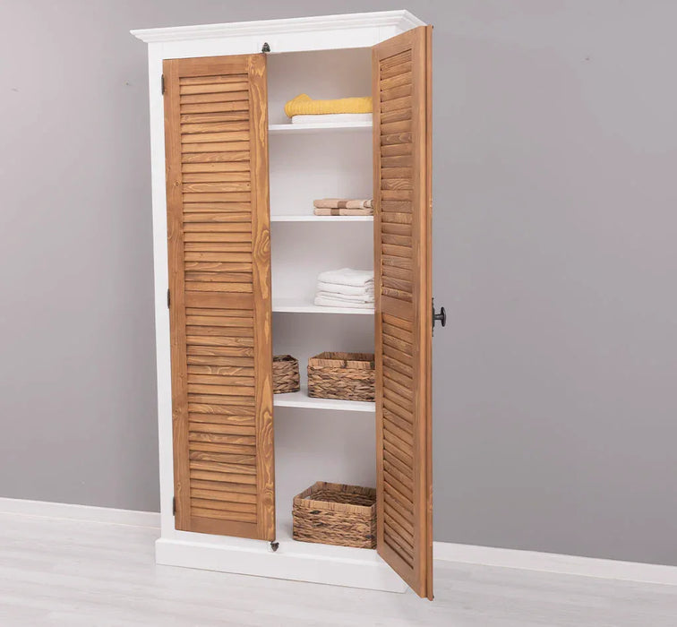 Kleiderschrank aus Massivholz mit Lamellentüren und externem Verschluss