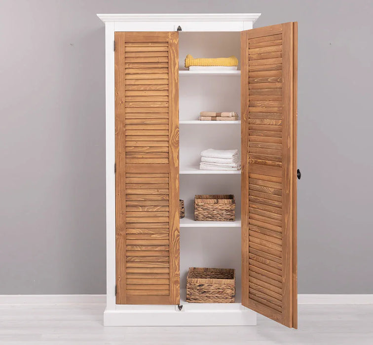 Kleiderschrank aus Massivholz mit Lamellentüren und externem Verschluss