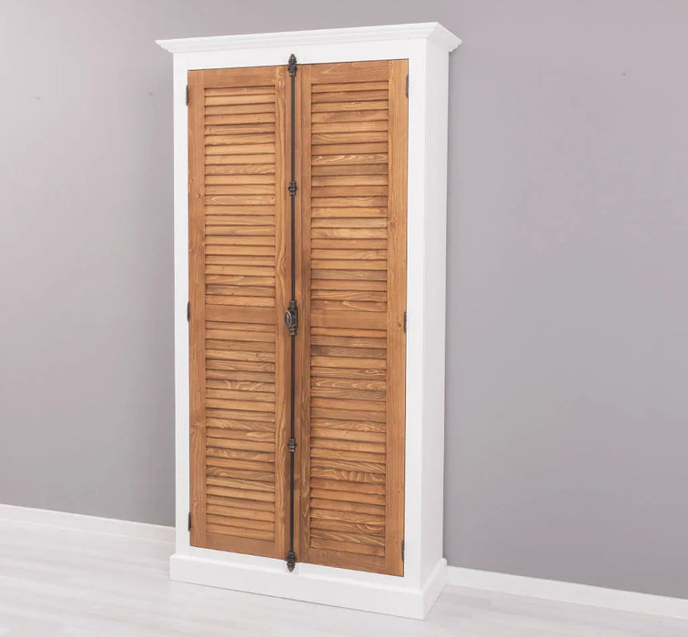 Kleiderschrank aus Massivholz mit Lamellentüren und externem Verschluss
