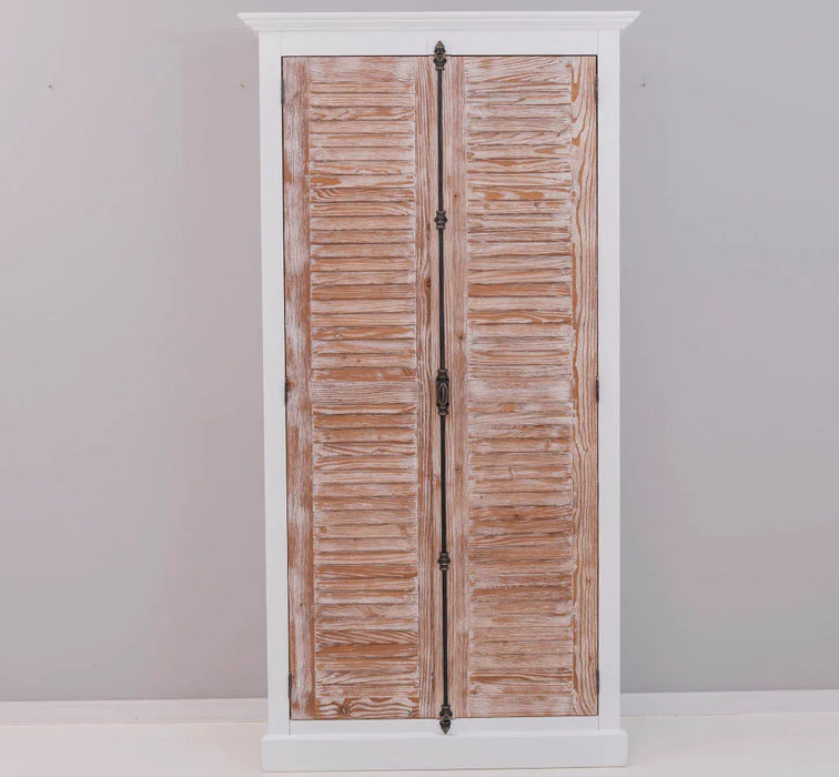 Kleiderschrank aus Massivholz mit Lamellentüren und externem Verschluss