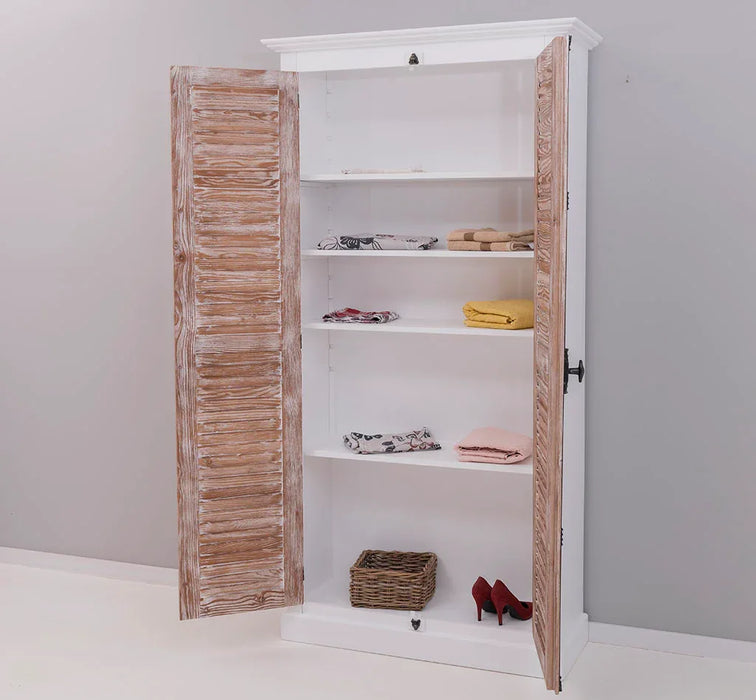 Kleiderschrank aus Massivholz mit Lamellentüren und externem Verschluss
