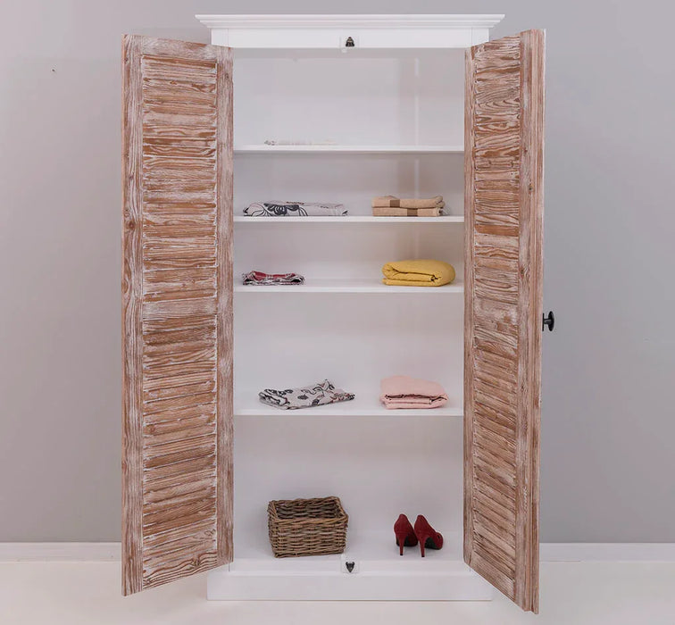 Kleiderschrank aus Massivholz mit Lamellentüren und externem Verschluss