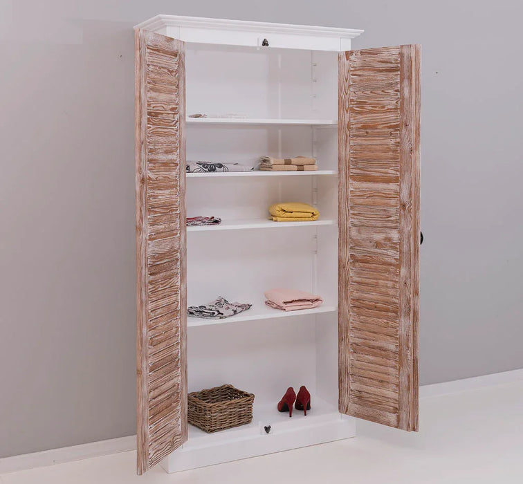 Kleiderschrank aus Massivholz mit Lamellentüren und externem Verschluss